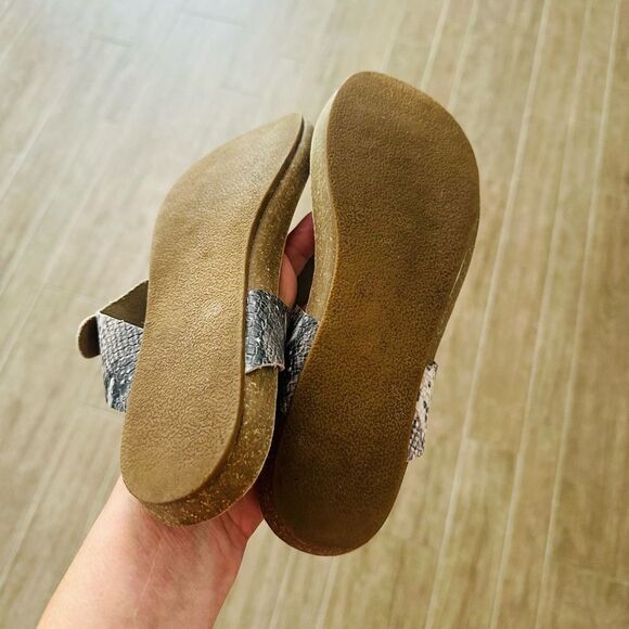 Blowfish Malibu Greco, thong sandals. - Picture 4 of 5